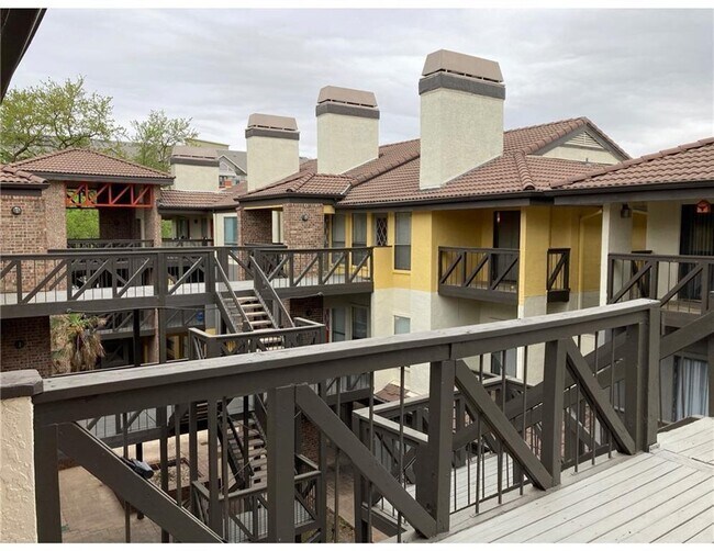 Building Photo - 806 W 24th St