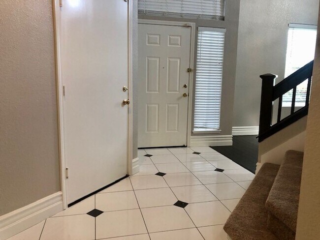 Building Photo - Spacious and beautiful 3 bedroom 2.5 bath ...