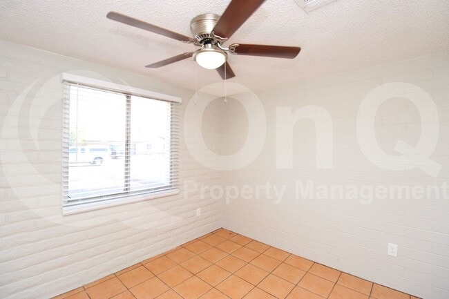Building Photo - 8128 W Earll Dr