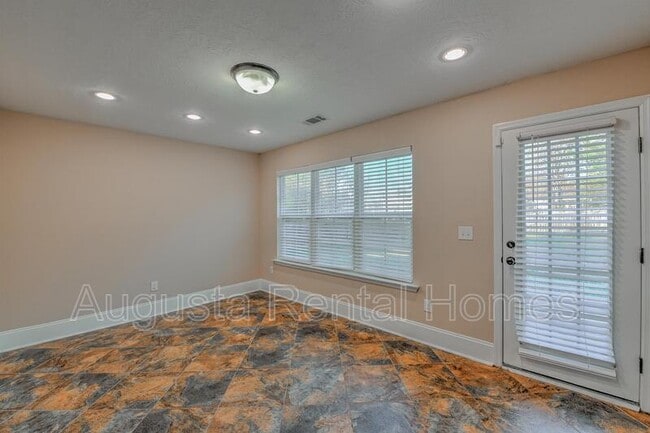 Building Photo - 1328 Royal Oak St