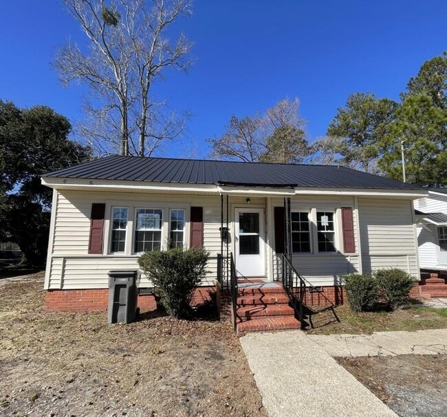 Primary Photo - 604 S Sycamore St