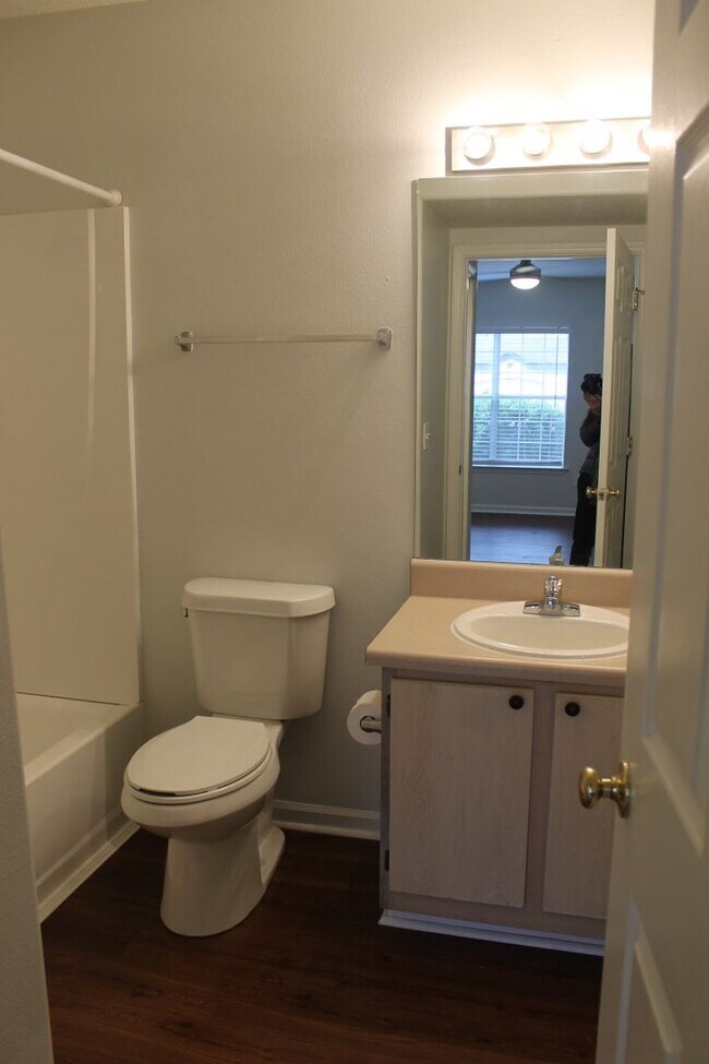 Building Photo - Updated Apartment in Plantation Point