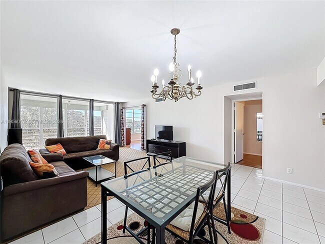 Building Photo - 605 Oaks Dr