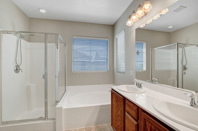 Building Photo - 3 Bedroom Split Level Home in Centennial H...