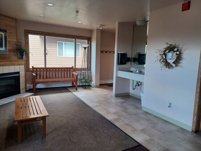 Building Photo - Light Bright 3 BDR plus Loft 3BATH Silvert...