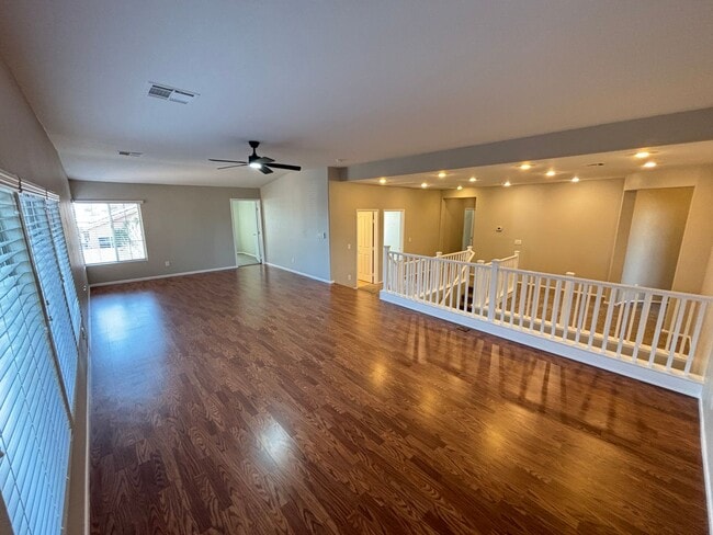 Building Photo - Gorgeous 6Bed/5Bath/4Car, 2-Story Home located in the Mountains Edge