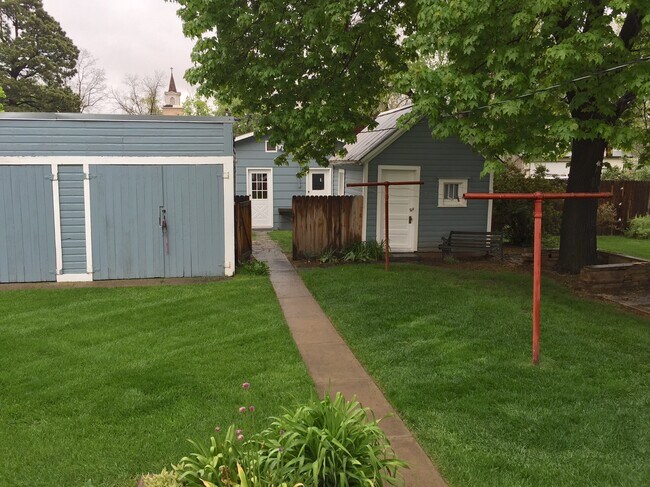 Building Photo - 306 Peterson St