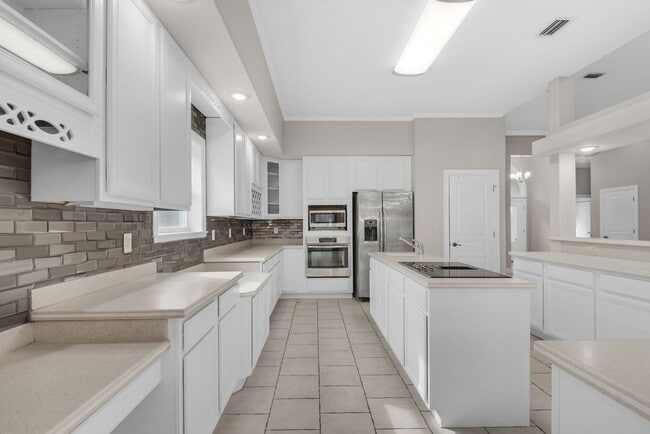 Building Photo - MOVE IN SPECIAL: 30% OFF FIRST MONTHS RENT -- Spacious unfurnished 4B/3B home in Gated Community ...