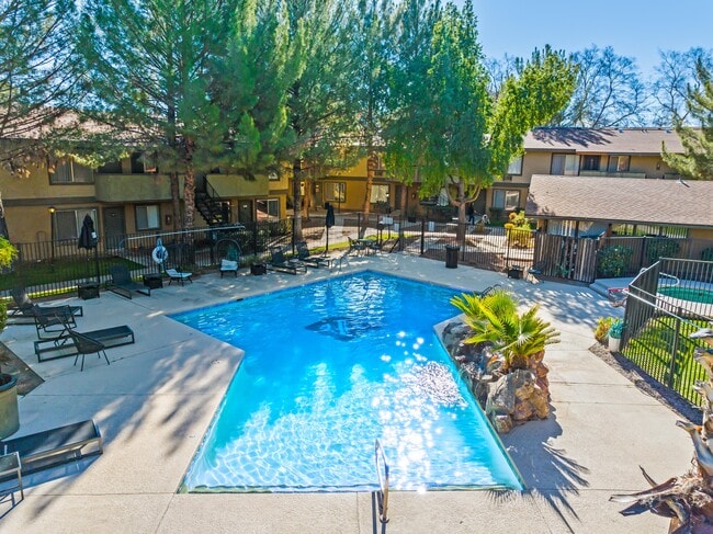 Sparkling Swimming Pool - Sienna Ridge