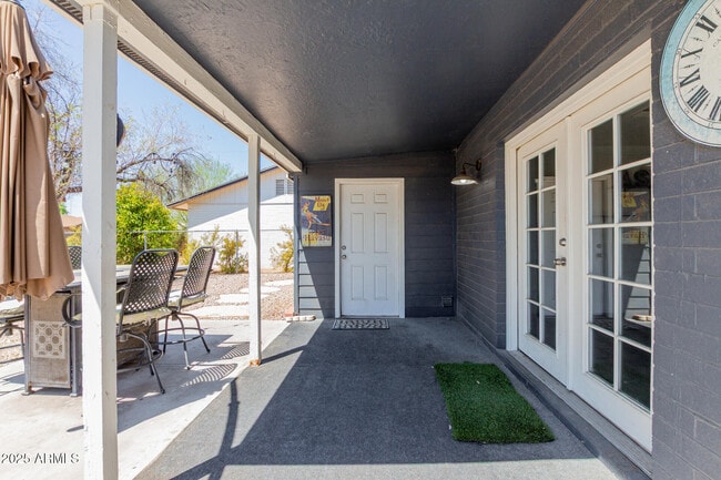 Building Photo - 1261 W La Jolla Dr