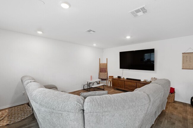 Building Photo - Spacious 4 Bedroom, 2.5 Bathroom Home with...