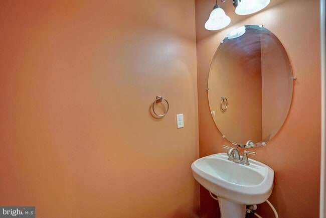 Building Photo - 536 Van Dyke Cir