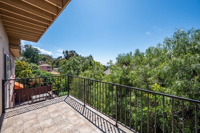 Building Photo - 1915 Apex Ave