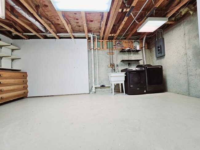 Building Photo - 435 Oakton Way