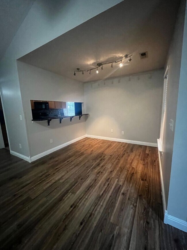 Building Photo - Three Bedroom Two Bath Home