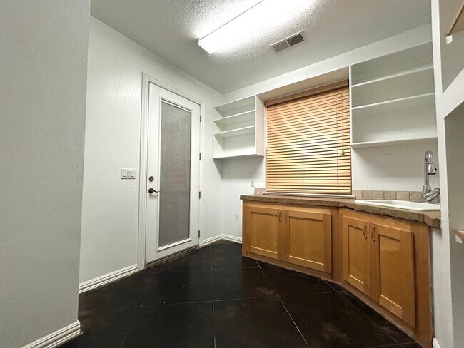 Building Photo - 1001 Pinzon St NW