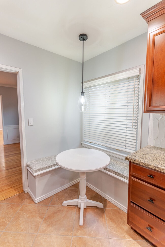 Building Photo - 640 E Valencia Ave