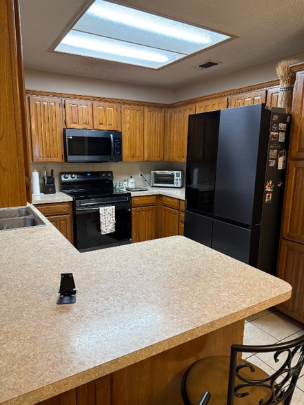 Building Photo - 6305 Courtside Dr