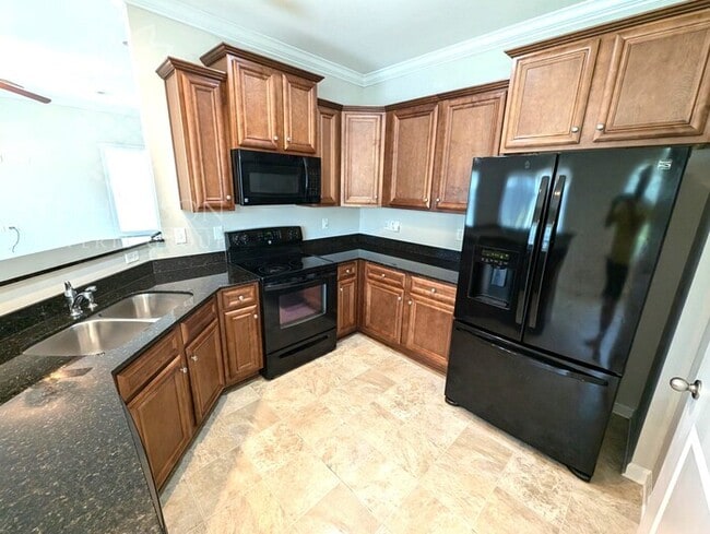 Building Photo - 4 bedroom 2.5 bath