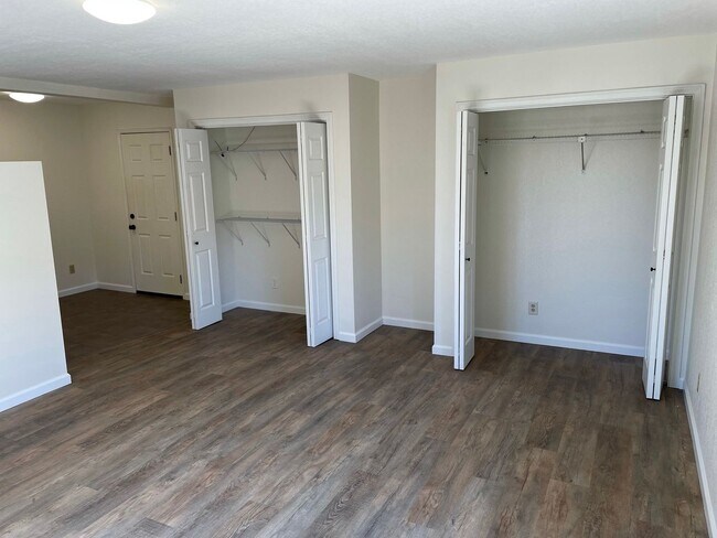 Building Photo - Large Upstairs Studio with Utilities Paid