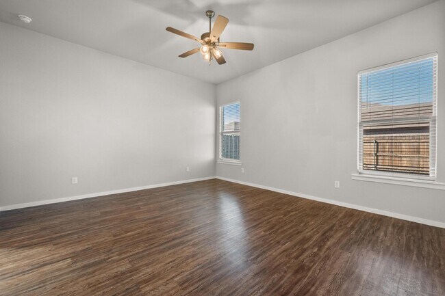 Building Photo - 2022 Kenwood Ave