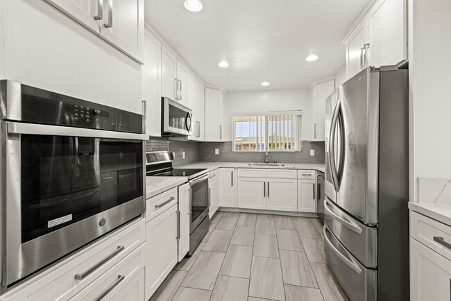 Building Photo - 7 Bed 3 Bath House on Prime Dorothy Way - Minutes Walk to Campus!!