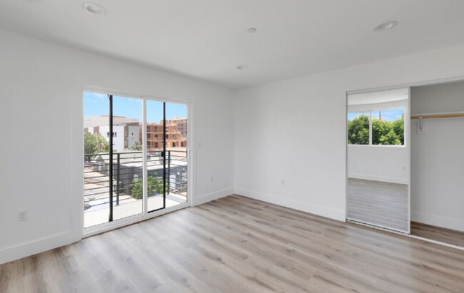 Building Photo - Newer Townhouse Available!