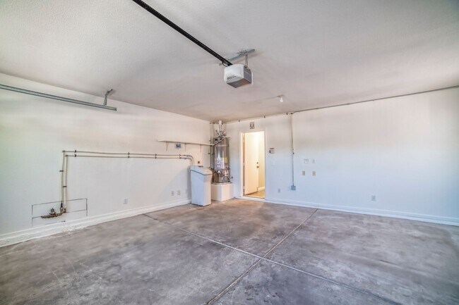 Building Photo - HENDERSON, GATED COMMUNITY, IMMACULATE ONE...