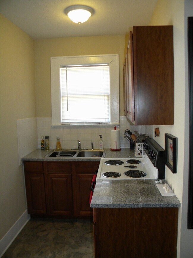 Kitchen - 2331 Riverside Ave