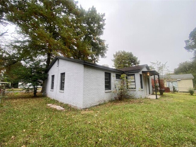 Building Photo - 3220 Doris Cir