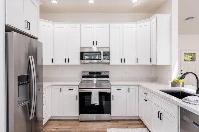 Building Photo - 908 S Manzanita Dr