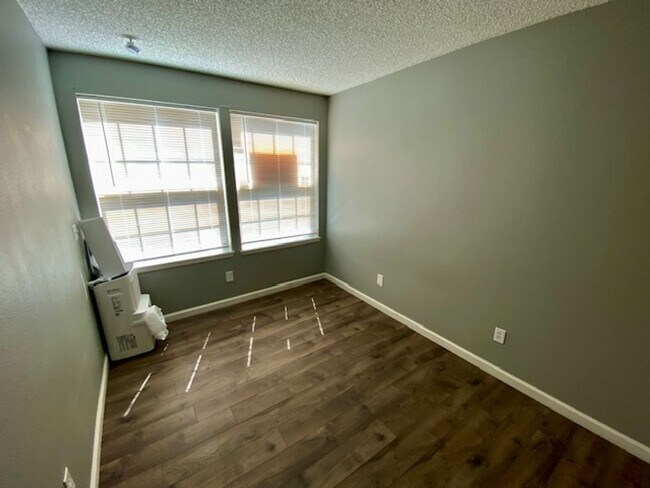 Building Photo - 447 S Memphis Way