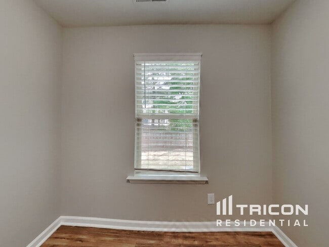 Building Photo - 605 Avondale Dr