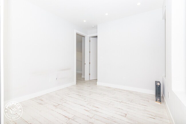 Building Photo - 75 Varet St