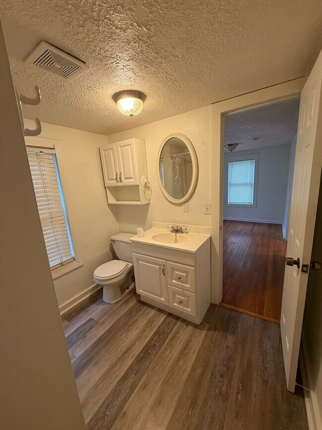 Building Photo - Charming 2 Bed 1 Bath Home with Fenced Backyard in Excelsior Springs
