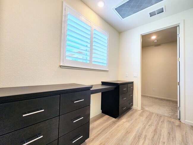Building Photo - 4 Bedroom Home in W Section