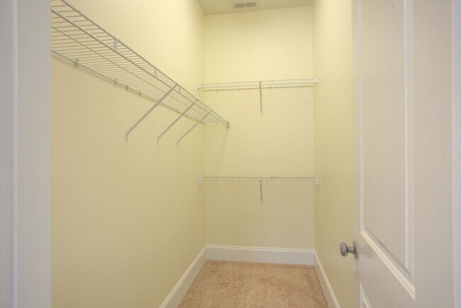 Building Photo - Fresh Paint, New Carpet & Custom Finishes in North Shore Country Club