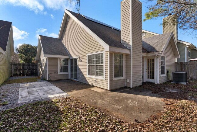 Building Photo - "Charming 3-Bed Home in Fort Walton Beach – Pet Friendly!"