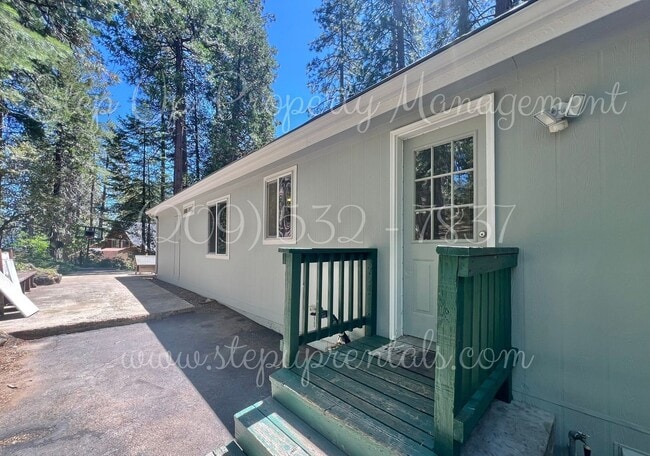 Building Photo - Modern Mountain Living: 3-Bedroom Home wit...