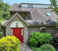 Building Photo - Fox Chapel Luxury Townhome, 4 Bedrooms, 3.5 Bathrooms, 3 Care Garage, Finished Basement.