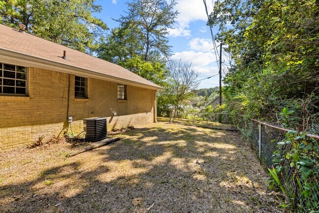 Building Photo - Rare Fully Renovated Center Point Home
