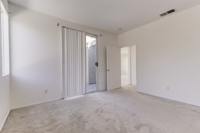 Building Photo - 9392 Lakepoint Dr