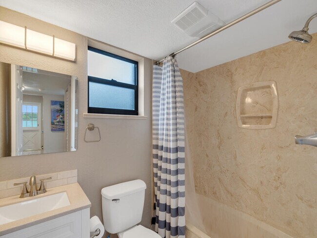 Building Photo - 3206 S Lakeview Cir