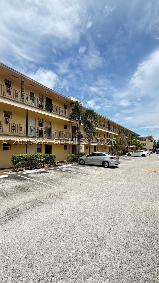 Building Photo - 20200 NE 27th Ct