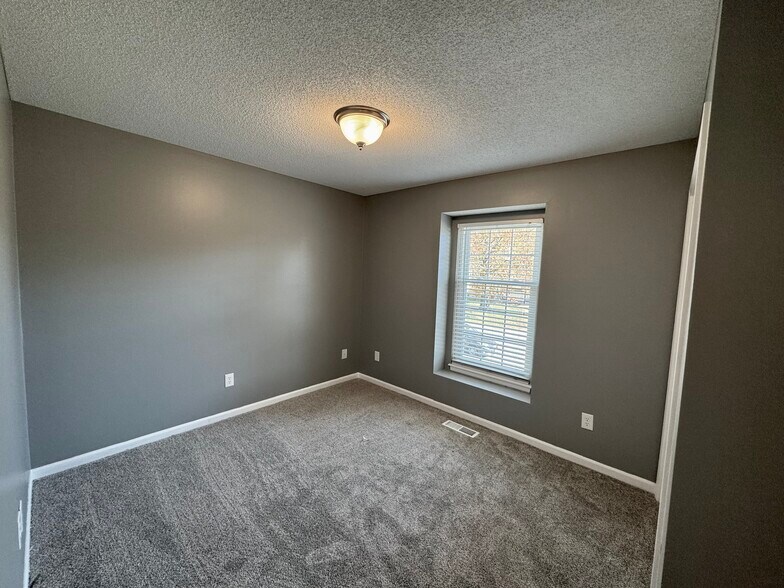Building Photo - 1412 SW Highland Dr