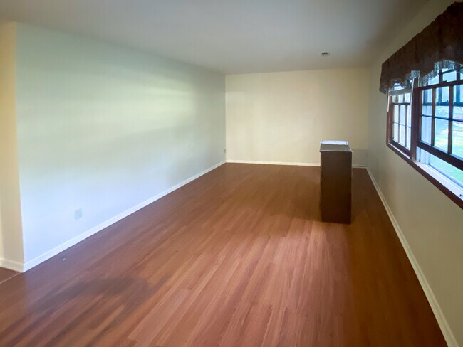 Living Area - 2233 Woodland Shores Rd