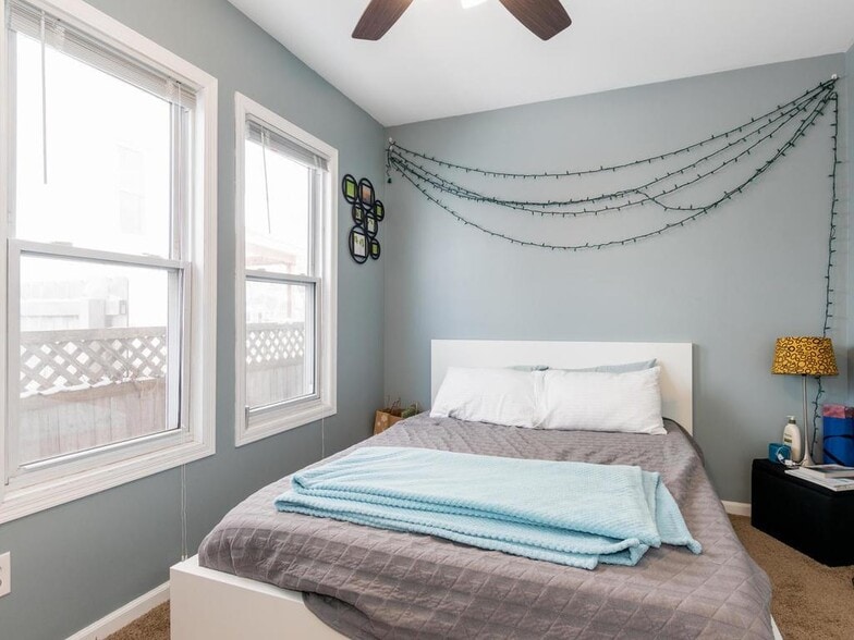 Building Photo - 726 Quincy St NE