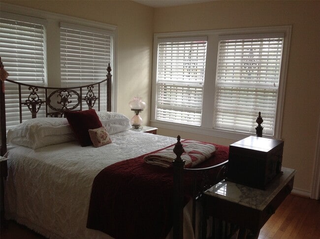 Building Photo - 704 Sue St