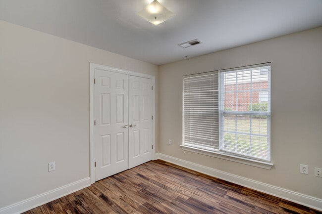 Building Photo - 2820 Bloomfield Ln