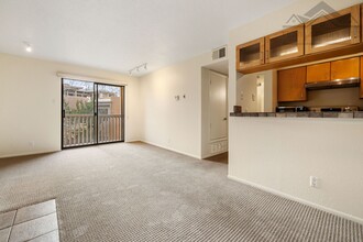Building Photo - 1 MO. FREE RENT! UNFURNISHED Bright & Stylish Condo at The Reserve